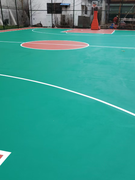 秦州 球场长期使用易出现地面开裂